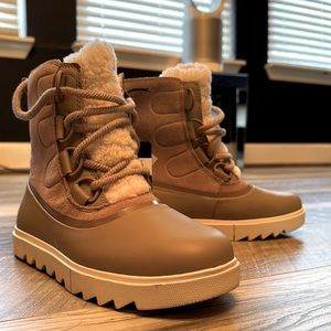 NWT Sorel waterproof boots. Insulated, waterproof, real fur.